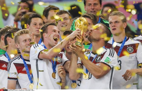 德国队回国展示大力神杯