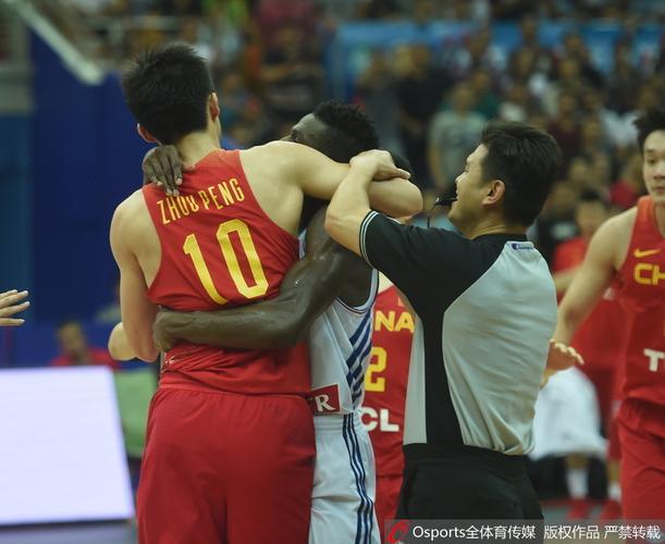 中国男篮vs法国的相关图片